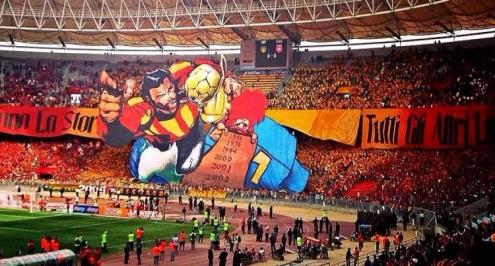 لثاني يوم على التوالي.. الاشتباكات مستمرة في ملعب رادس بين الأمن والجماهير (فيديو)